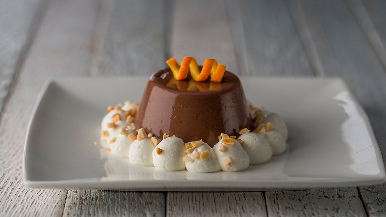 Flan de chocolate con nata de naranja Flan de chocolate con nata de naranja