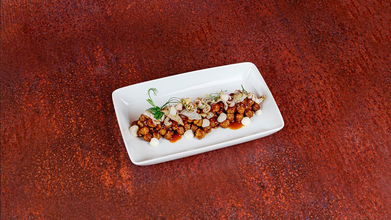 Garbanzos salteados con fondo de marisco y tallarines de calamar Garbanzos salteados con fondo de marisco y tallarines de calamar