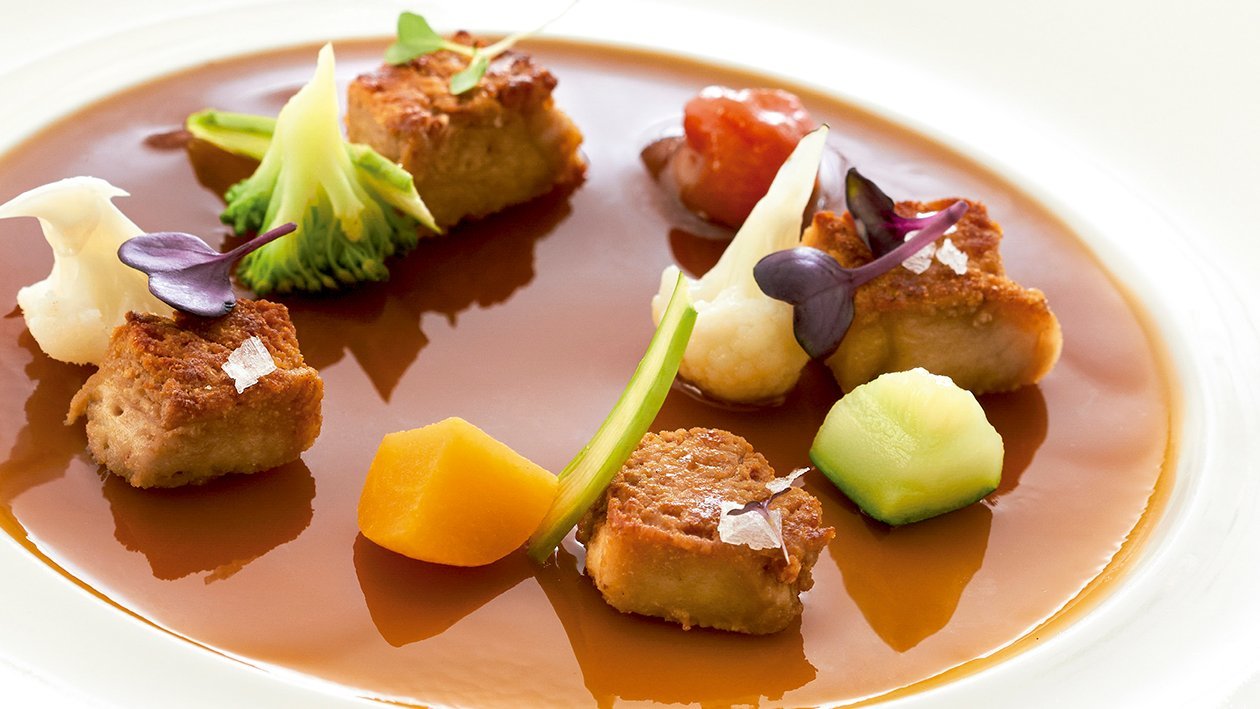 Gelée de ternera, mollejas, vegetales y brotes Gelée de ternera, mollejas, vegetales y brotes