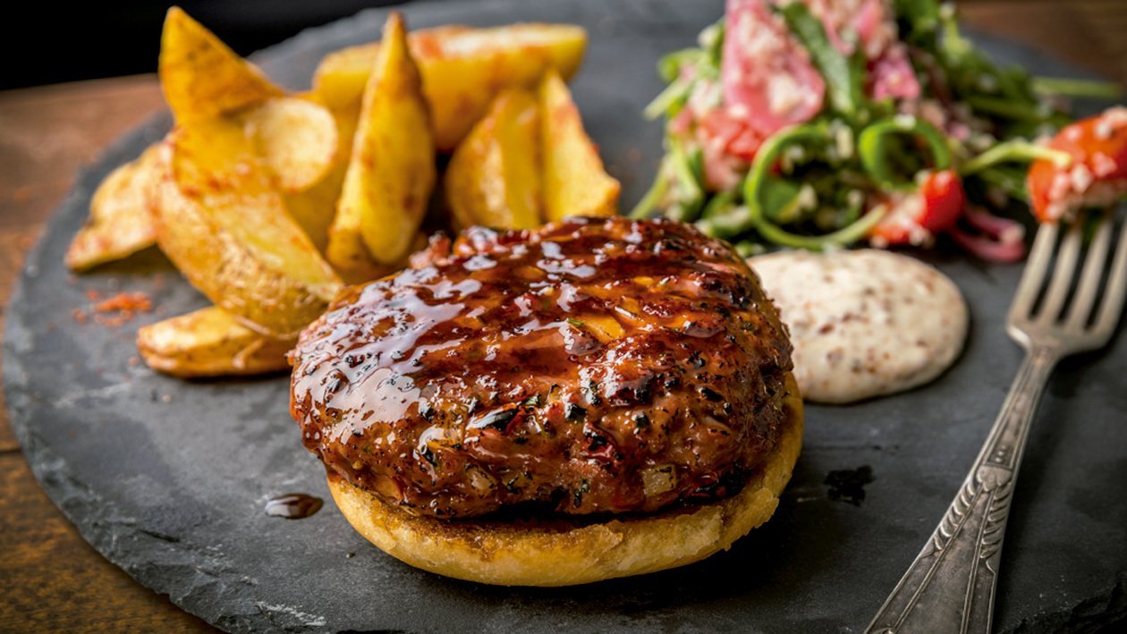 Grill burger, patatas cajún, ensalada de bulgur, cebolla encurtida y rúcula Grill burger, patatas cajún, ensalada de bulgur, cebolla encurtida y rúcula