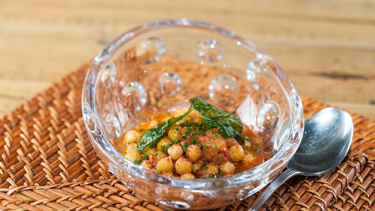 Guiso de garbanzos, con bacalao y espinacas crujientes Guiso de garbanzos, con bacalao y espinacas crujientes