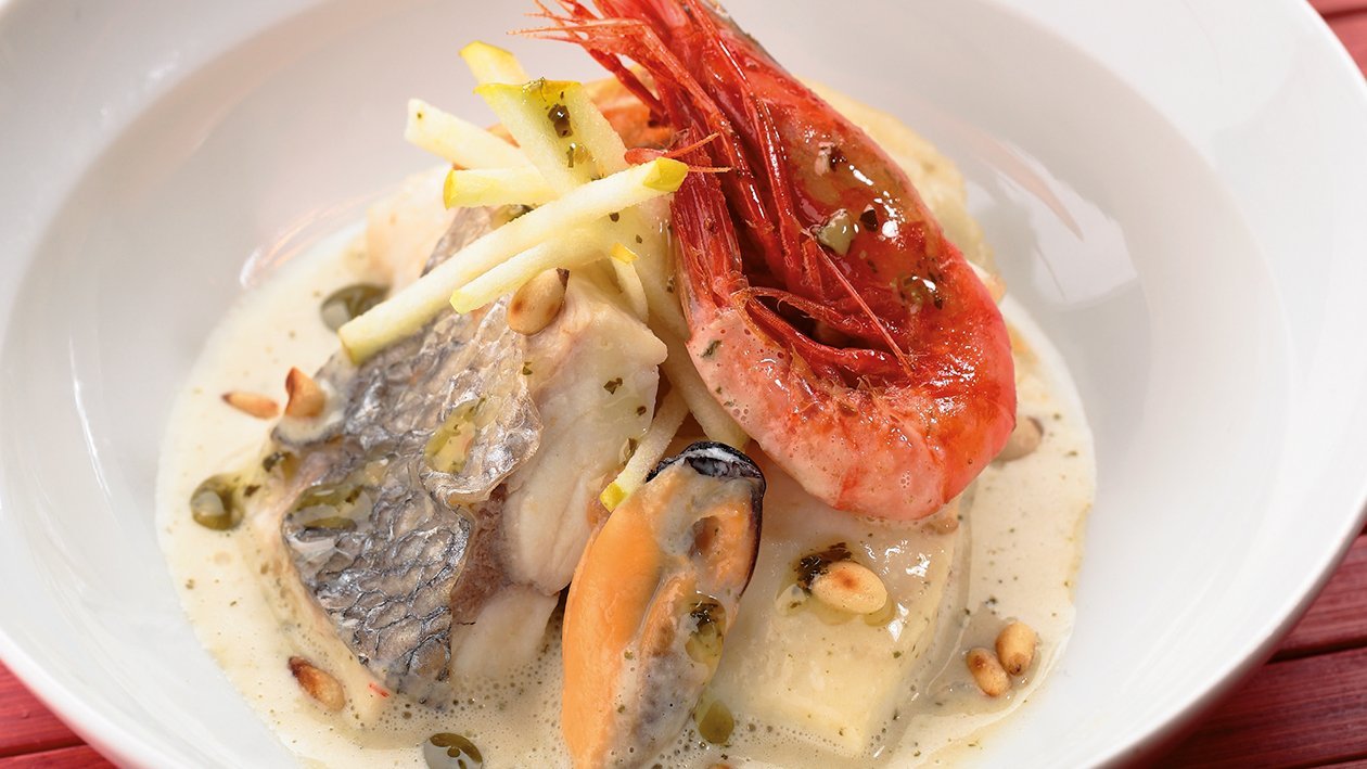 Guiso suave de lubina con emulsión de manzana y albahaca Guiso suave de lubina con emulsión de manzana y albahaca