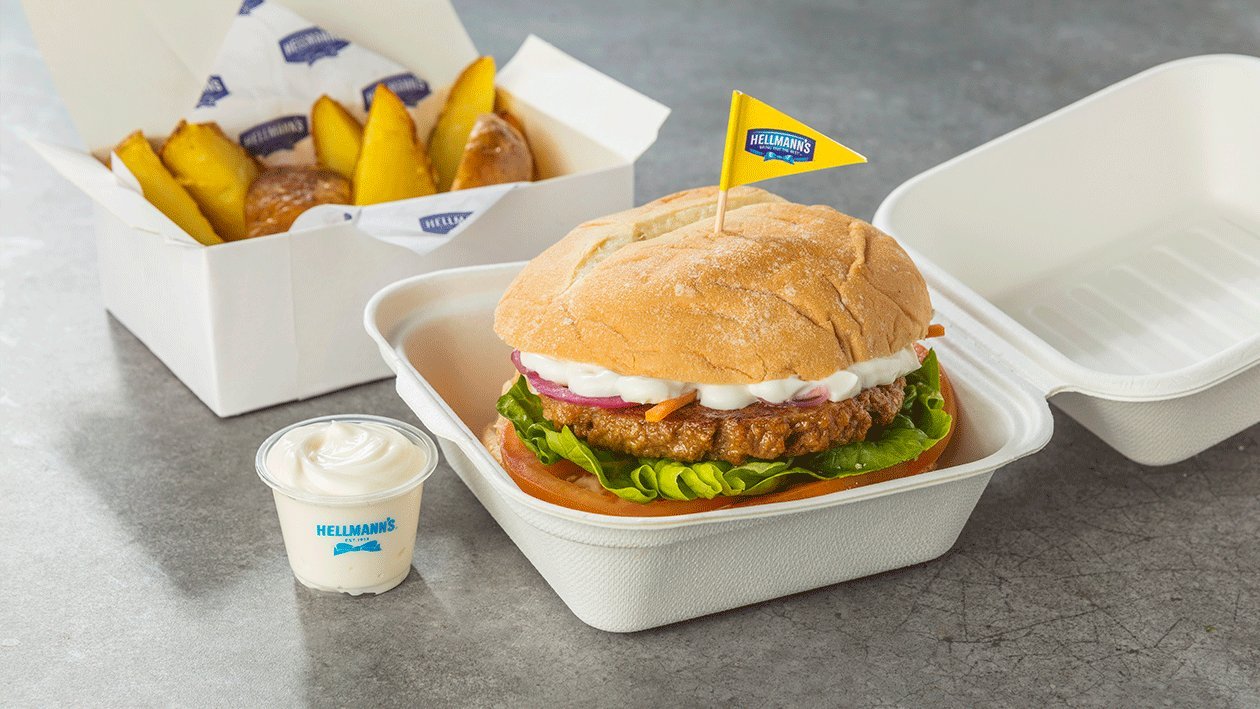 Hamburguesa crujiente de pollo ahumado y salsa fundida de champiñones y queso gouda Hamburguesa crujiente de pollo ahumado y salsa fundida de champiñones y queso gouda