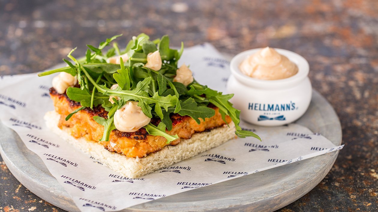 Hamburguesa de salmón marinado, rúcula y alioli de membrillo Hamburguesa de salmón marinado, rúcula y alioli de membrillo