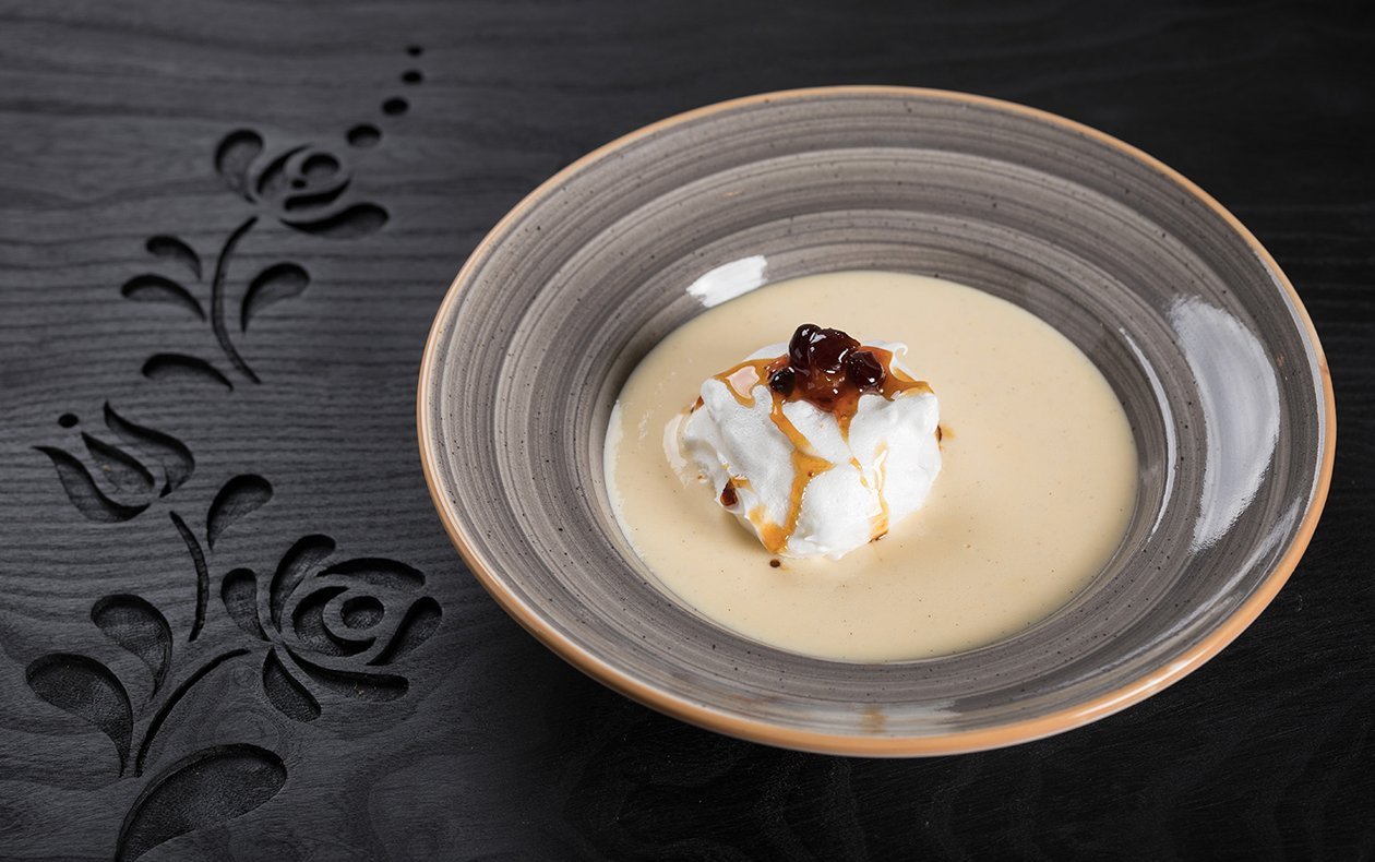 Isla flotante casera con leche de coco, frutos secos cocidos en caramelo a la canela y merengue con habas tonka Isla flotante casera con leche de coco, frutos secos cocidos en caramelo a la canela y merengue con habas tonka