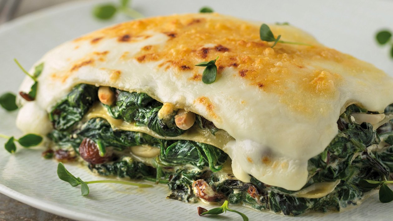 Lasaña de espinacas con ricotta, piñones y pasas Lasaña de espinacas con ricotta, piñones y pasas
