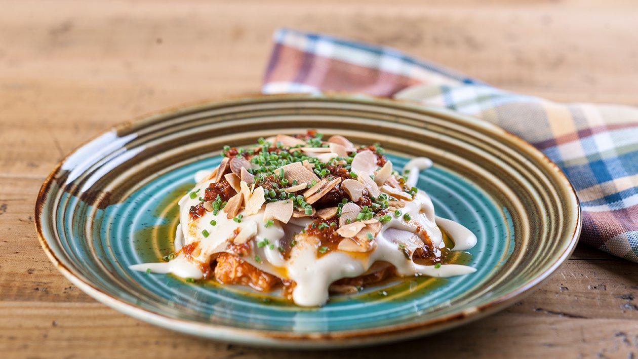 Lasaña de pollo guisado con crema de bechamel y vinagreta de tomate Lasaña de pollo guisado con crema de bechamel y vinagreta de tomate