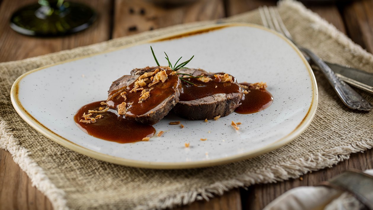 Lengua de ternera con salsa demiglace escabechada con miel y aromáticos Lengua de ternera con salsa demiglace escabechada con miel y aromáticos