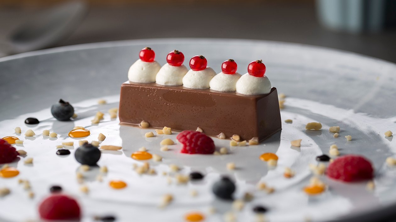 Lingote de chocolate al amareto, frutos rojos y almendra Lingote de chocolate al amareto, frutos rojos y almendra
