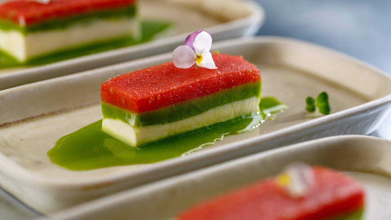 Lingote de queso y tomate con coulis de guisantes frescos Lingote de queso y tomate con coulis de guisantes frescos