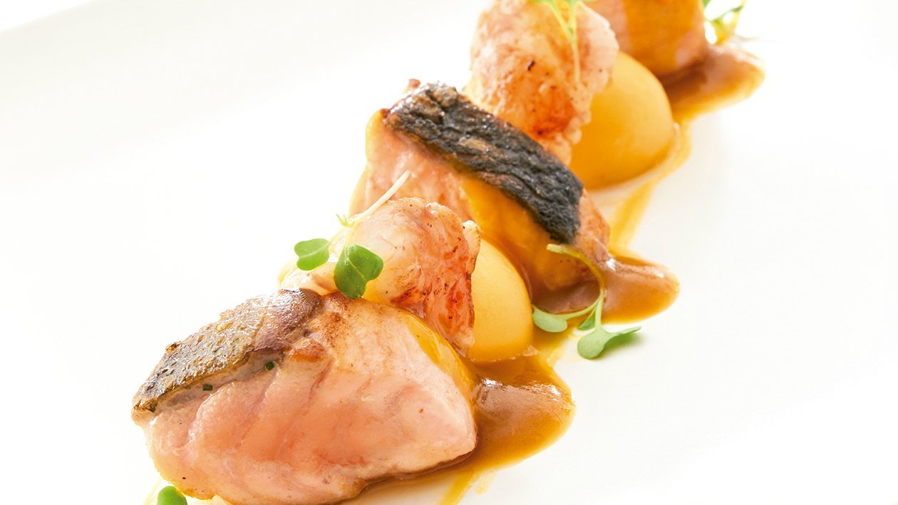 Marmitako de salmón y cigalas con fondo de marisco y bolas de patata Marmitako de salmón y cigalas con fondo de marisco y bolas de patata