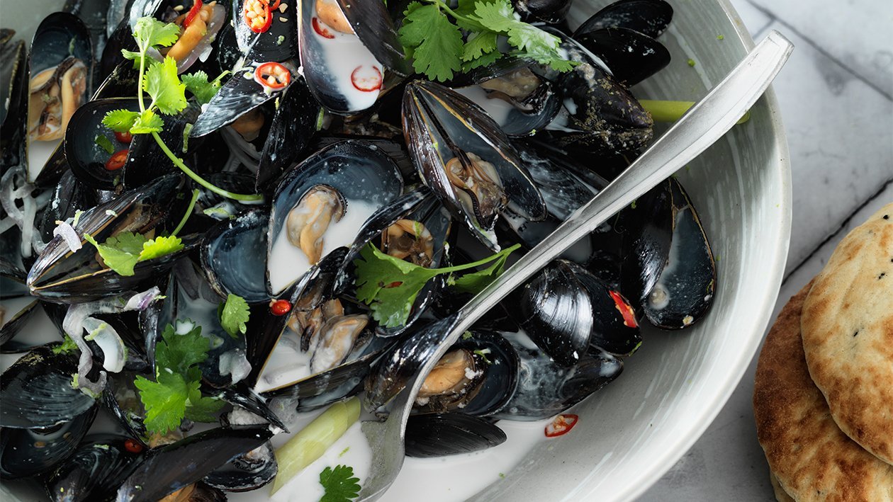 Mejillones en caldo de coco con pan roti canai Mejillones en caldo de coco con pan roti canai