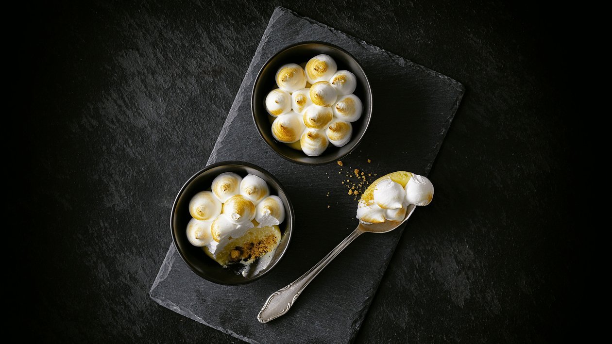 Merengue de limón servido en tarro Merengue de limón servido en tarro