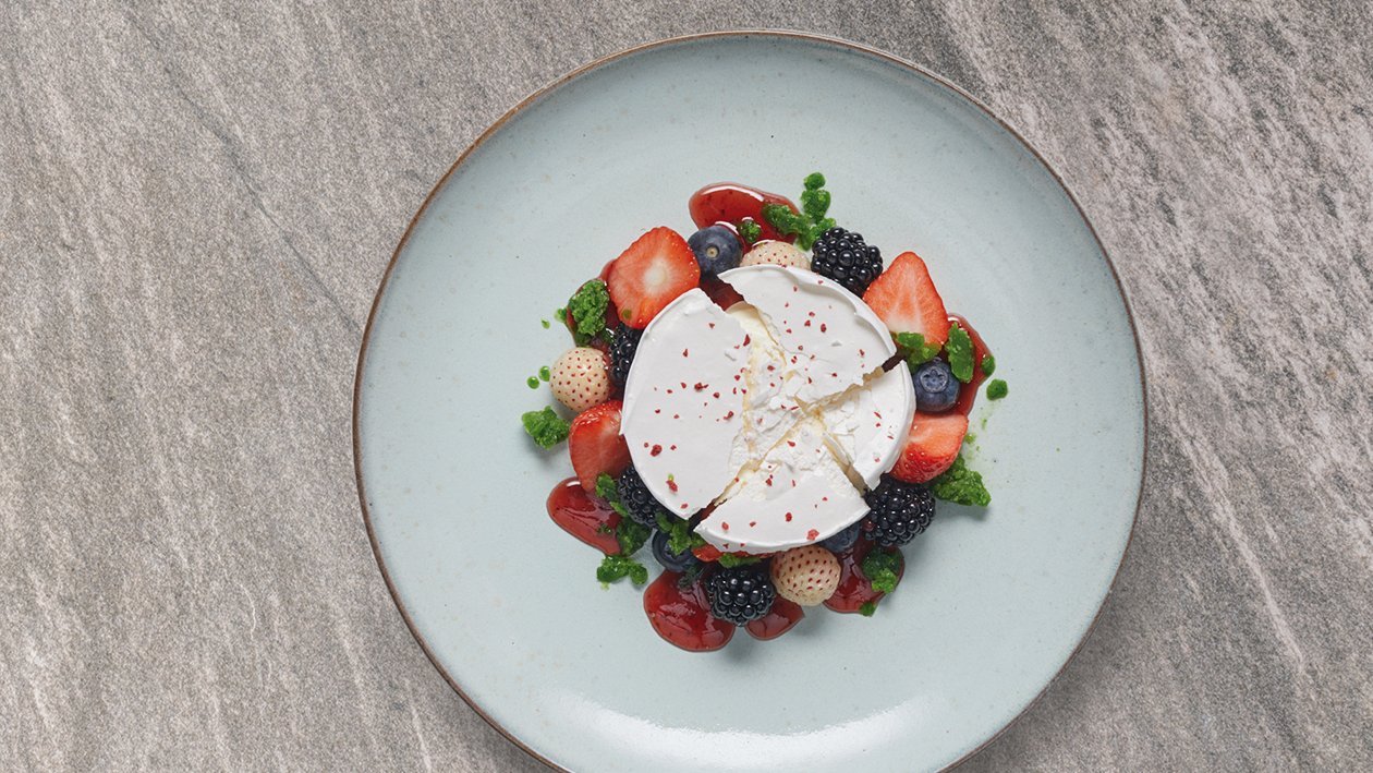 Merengue deconstruido con helado de queso manchego y frutos rojos Merengue deconstruido con helado de queso manchego y frutos rojos