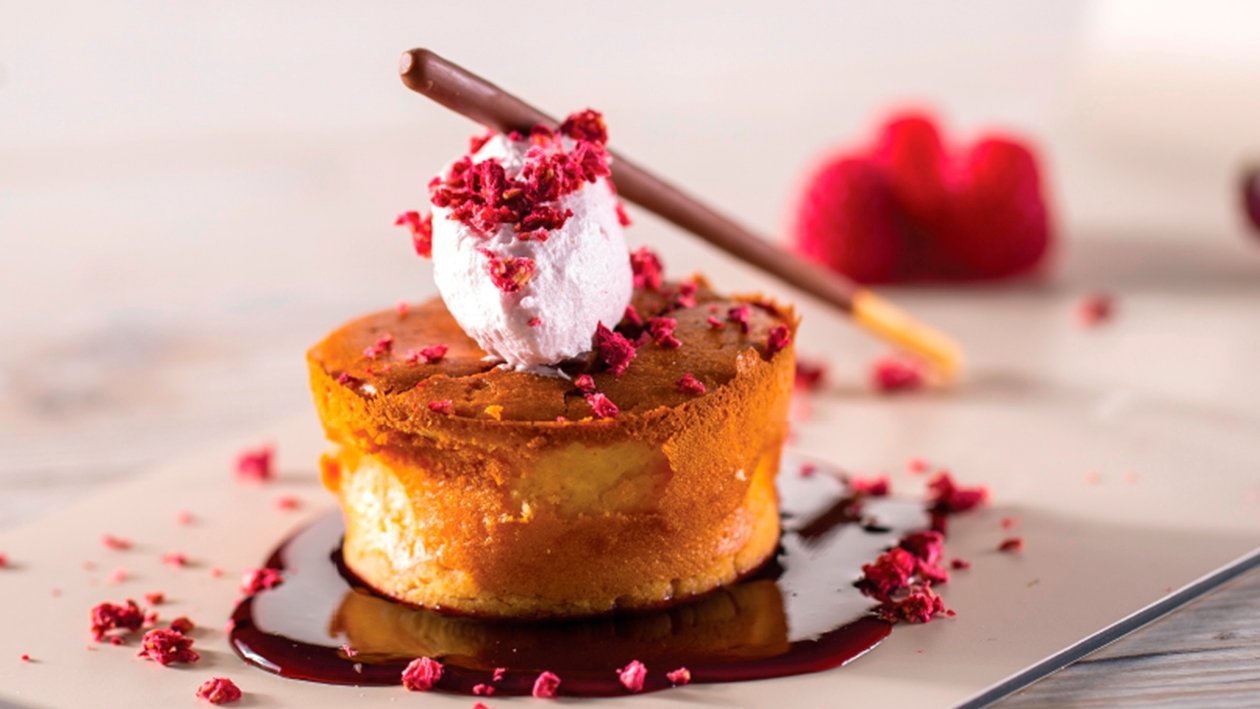 Mini cheesecake con frutos del bosque y quenelle de frambuesa Mini cheesecake con frutos del bosque y quenelle de frambuesa