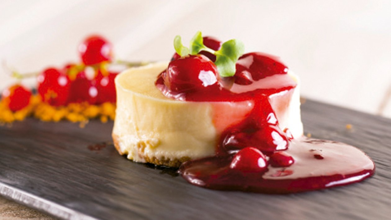 Mini cheesecake cremosa con frutos rojos Mini cheesecake cremosa con frutos rojos
