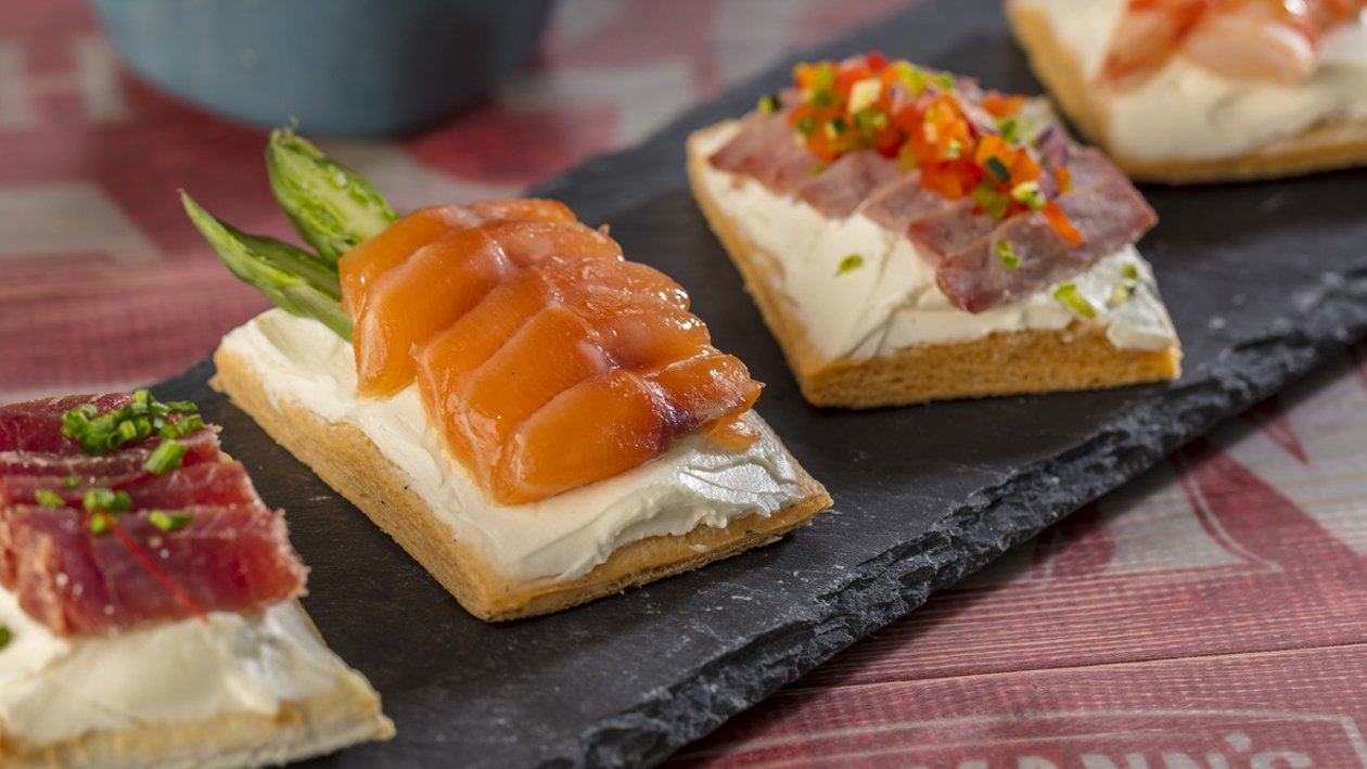 Montaditos de queso crema de salmón, gamba, mojama y bresaola Montaditos de queso crema de salmón, gamba, mojama y bresaola