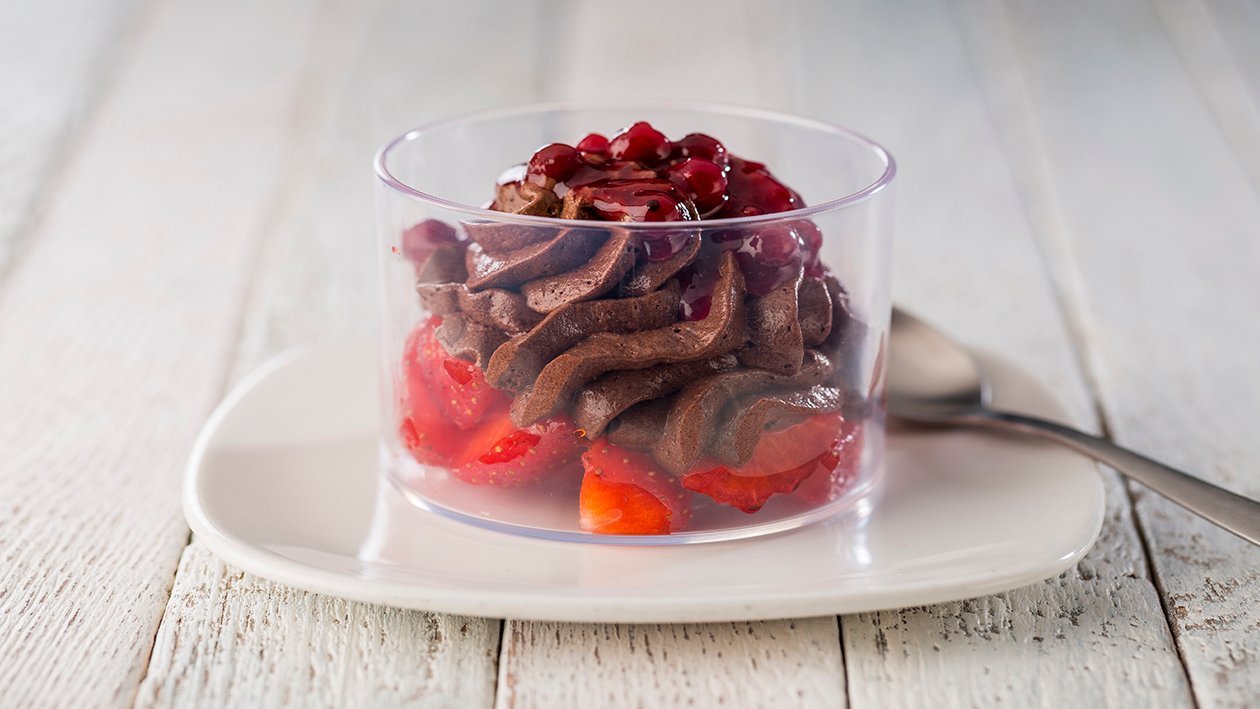 Mousse de chocolate con fresas maceradas en vinagre de Jerez Mousse de chocolate con fresas maceradas en vinagre de Jerez