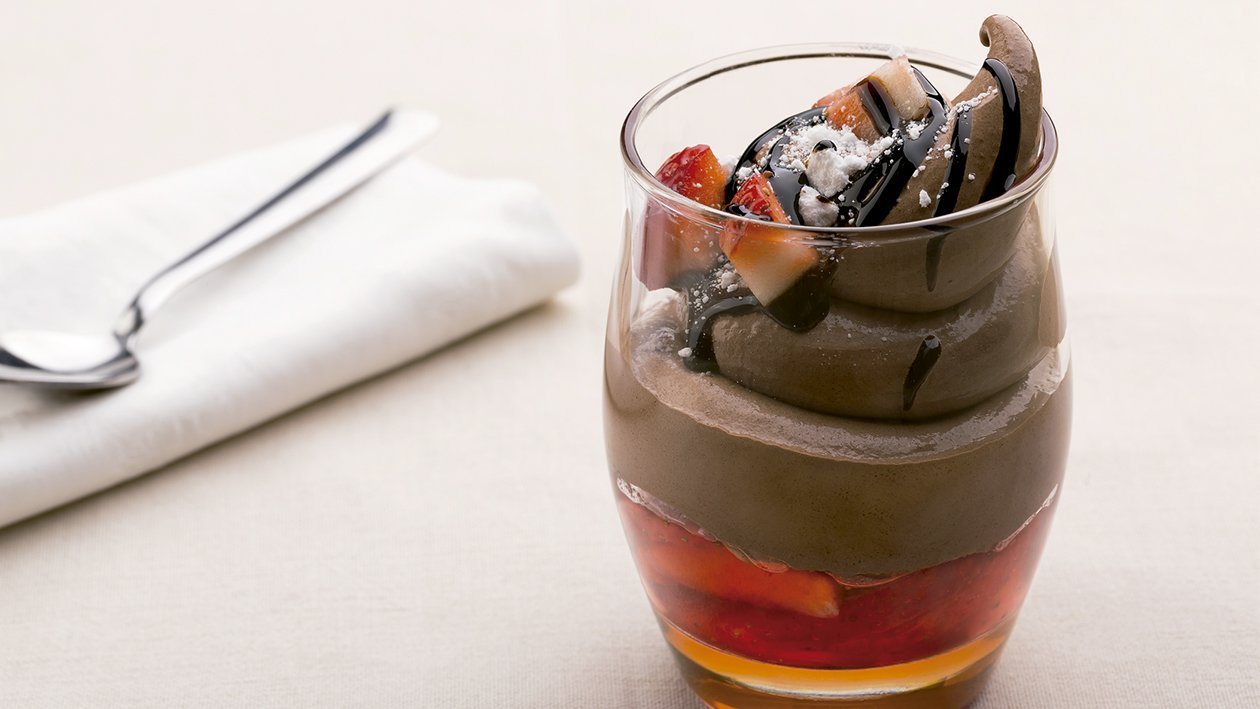 Mousse de chocolate con reducción de balsámico y fresas Mousse de chocolate con reducción de balsámico y fresas