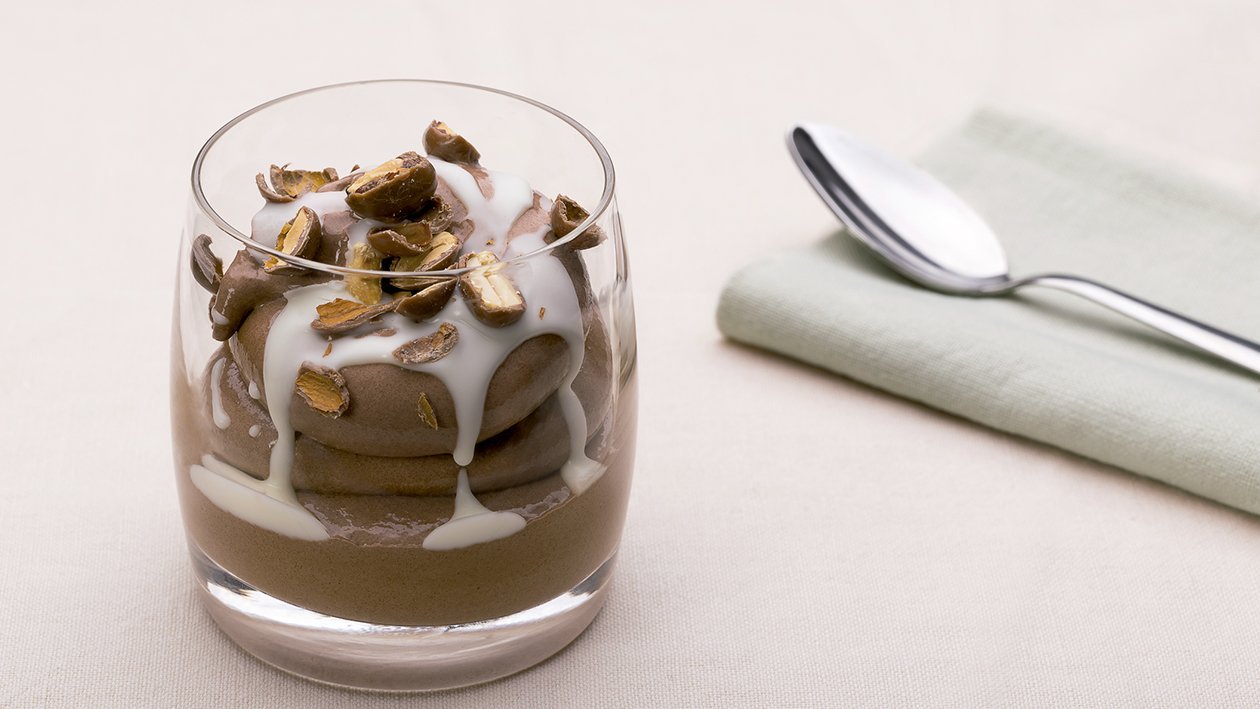 Mousse de chocolate con salsa de chocolate blanco y cacahuetes Mousse de chocolate con salsa de chocolate blanco y cacahuetes