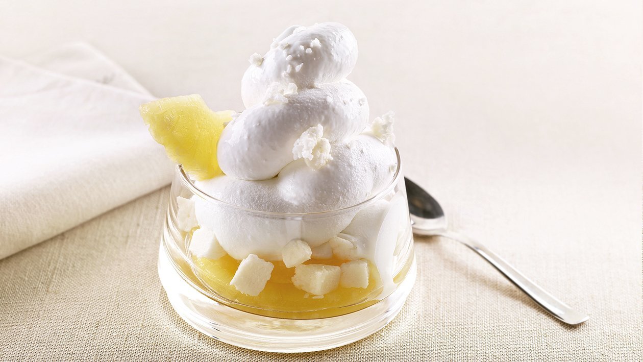Mousse de coco con piña en almíbar y coco confitado Mousse de coco con piña en almíbar y coco confitado
