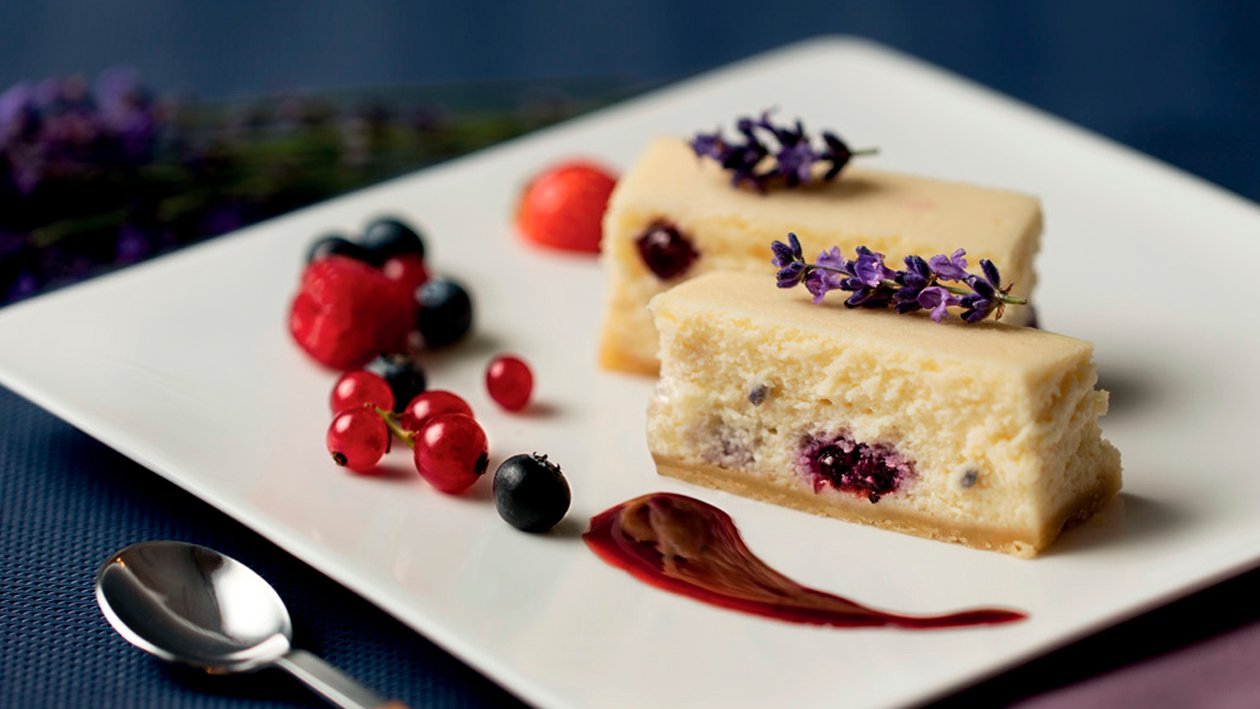 New York Cheesecake de lavanda y arándanos con salsa de frutos rojos New York Cheesecake de lavanda y arándanos con salsa de frutos rojos