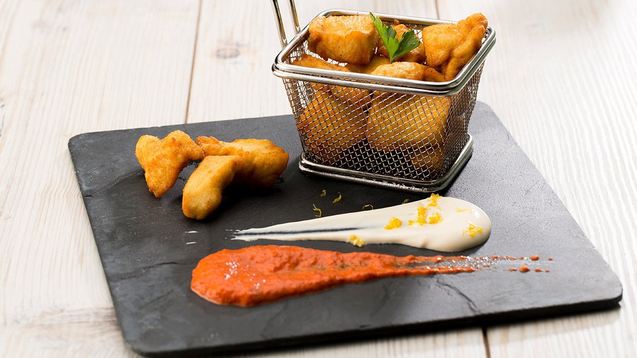 Nuggets de pollo y "dipeo" de crema agria con mayonesa de piquillo Nuggets de pollo y "dipeo" de crema agria con mayonesa de piquillo