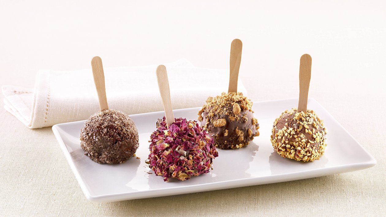 Palito de mousse con chocolate con almendra triturada y sirope de caramelo Palito de mousse con chocolate con almendra triturada y sirope de caramelo