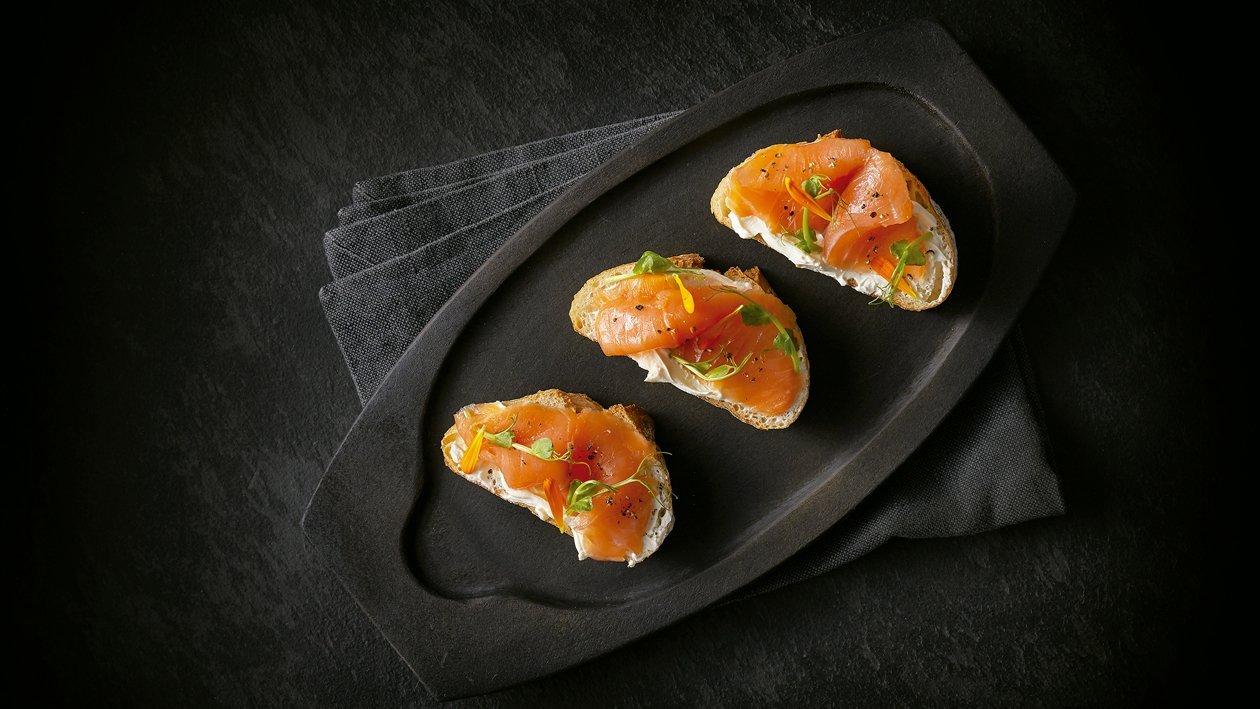 Pan de levadura con crema de queso y salmón ahumado Pan de levadura con crema de queso y salmón ahumado