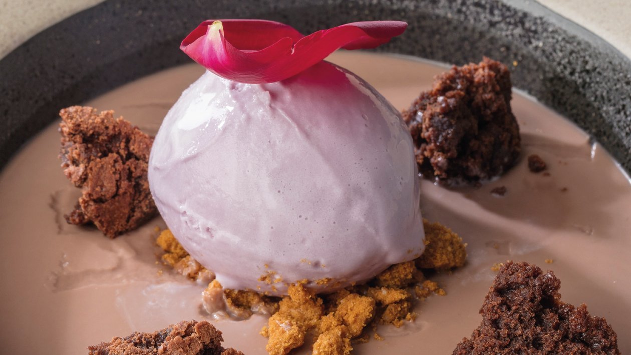 Panacotta, brownie con helado de violetas y salsa de chocolate Panacotta, brownie con helado de violetas y salsa de chocolate