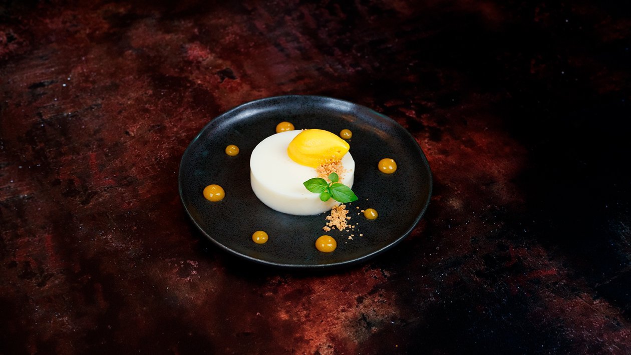 Panna cotta cítrica con puré de orejones y fruta de la pasión Panna cotta cítrica con puré de orejones y fruta de la pasión