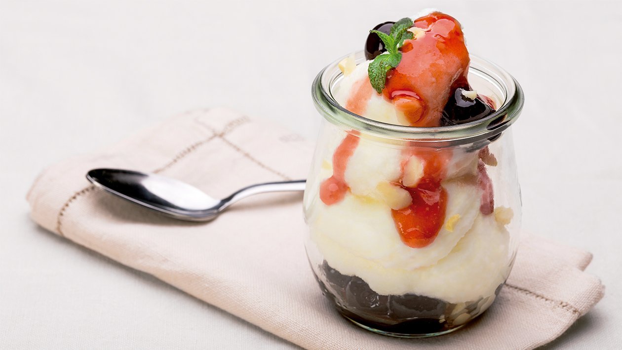 Panna cotta con leche de almendra, guindas y menta Panna cotta con leche de almendra, guindas y menta