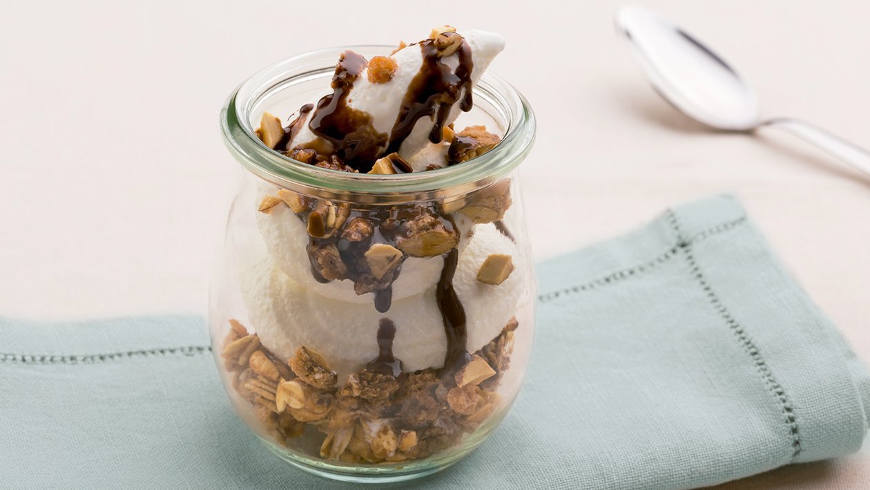 Panna cotta con yogur de avena, almendras garrapiñadas y sirope de avellana Panna cotta con yogur de avena, almendras garrapiñadas y sirope de avellana