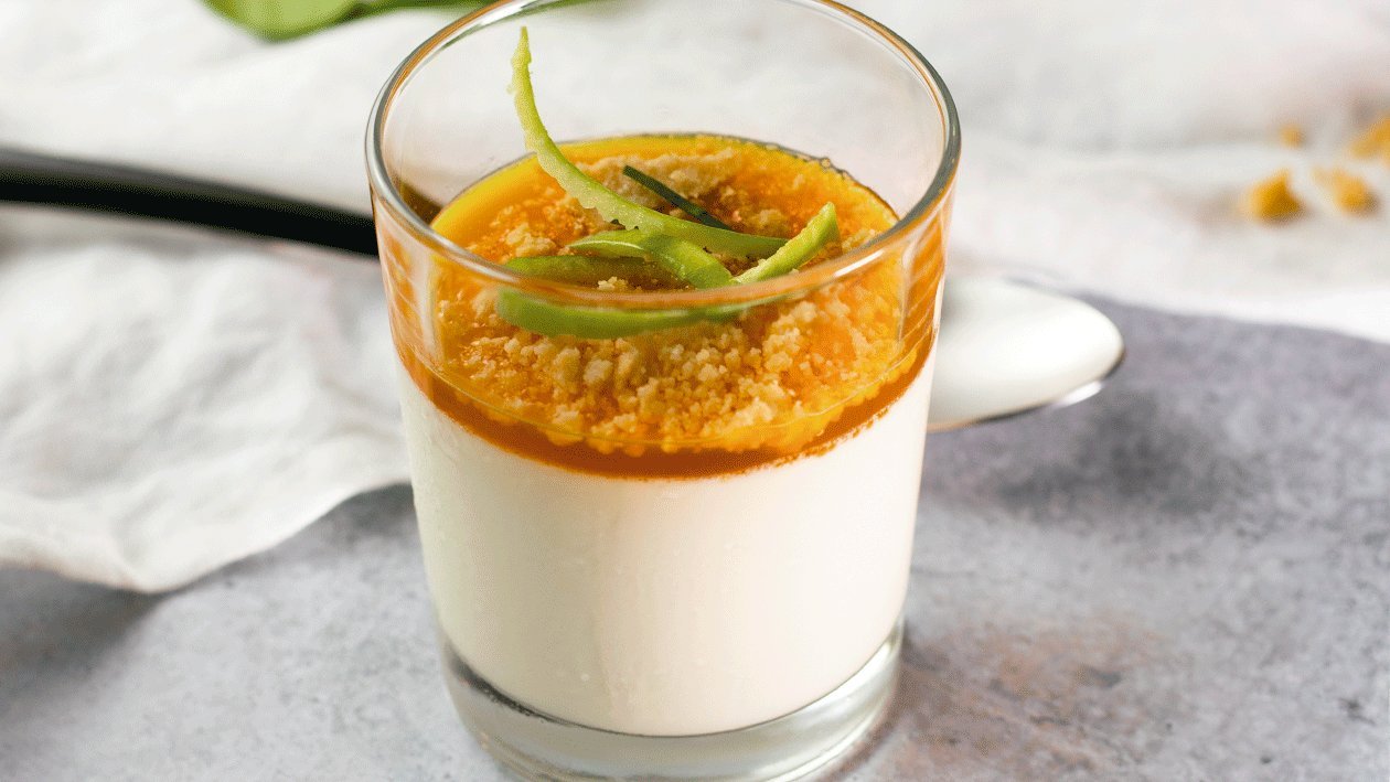 Panna cotta de especias con salsa de naranja Panna cotta de especias con salsa de naranja