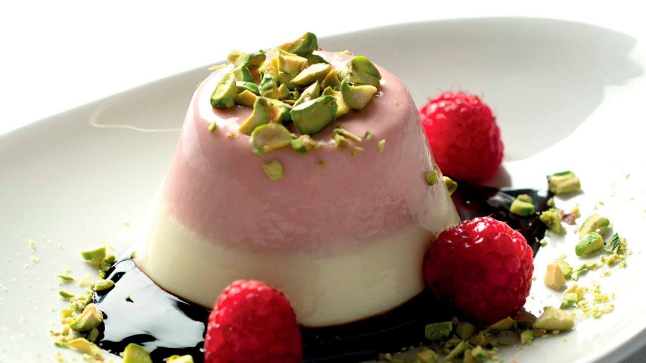 Panna cotta de frambuesa con espejo de chocolate y pistachos Panna cotta de frambuesa con espejo de chocolate y pistachos