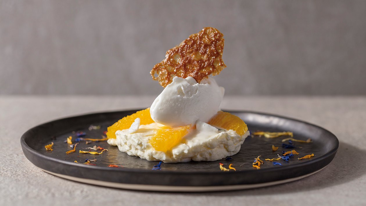 Panna cotta de lima kaffir, helado de coco y naranja Panna cotta de lima kaffir, helado de coco y naranja