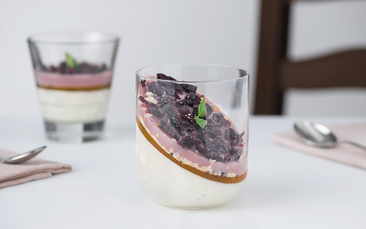 Panna cotta de manzana y habas tonka con jalea de melocotón y moras deshidratadas Panna cotta de manzana y habas tonka con jalea de melocotón y moras deshidratadas