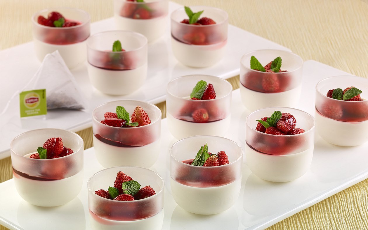 Panna cotta de té verde, con fresitas y menta Panna cotta de té verde, con fresitas y menta