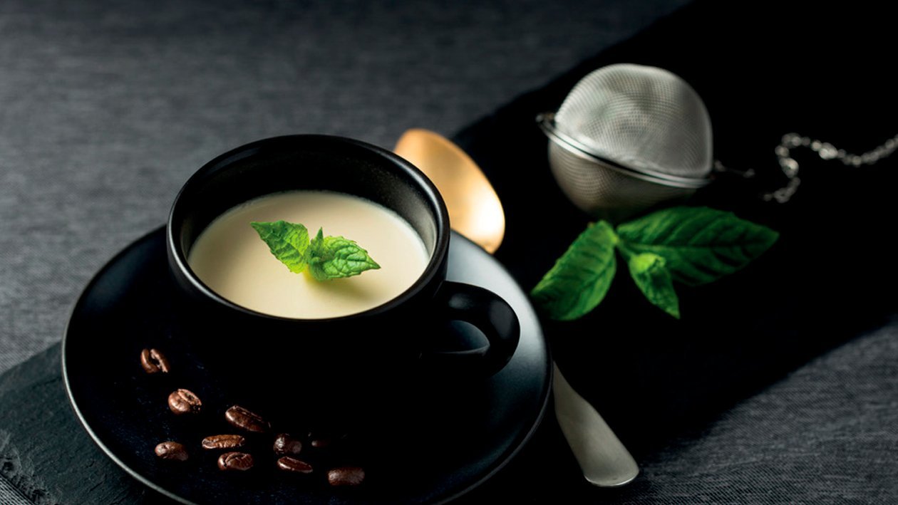 Panna cotta de té verde con menta y café Panna cotta de té verde con menta y café