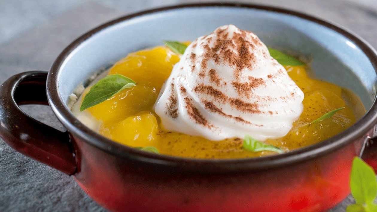 Pannacotta de vainilla con espuma de yuzu y guiso de mango encurtido Pannacotta de vainilla con espuma de yuzu y guiso de mango encurtido