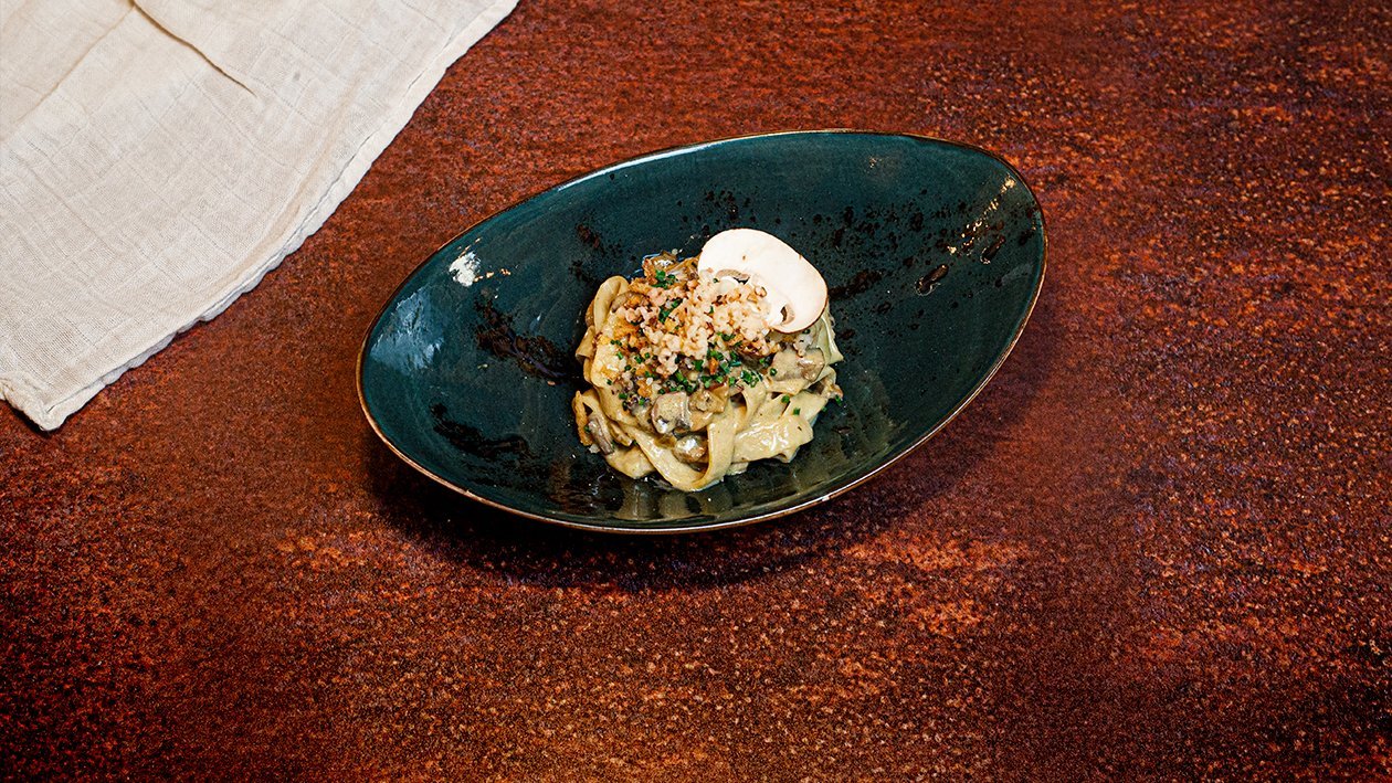 Pasta salteada con setas, ajo y perejil y fondo oscuro de ternera Pasta salteada con setas, ajo y perejil y fondo oscuro de ternera