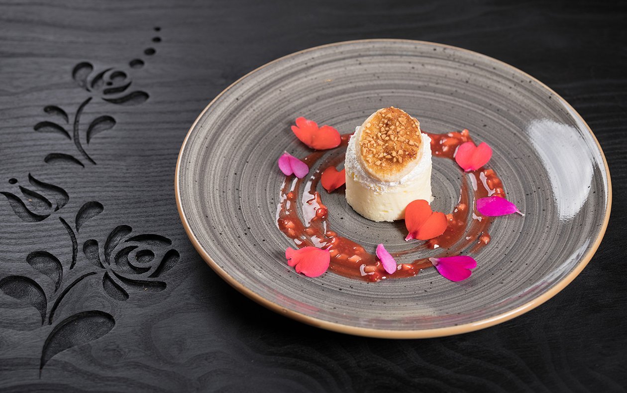 Pastel de crema con nata montada al coco y ragú de fresas Pastel de crema con nata montada al coco y ragú de fresas