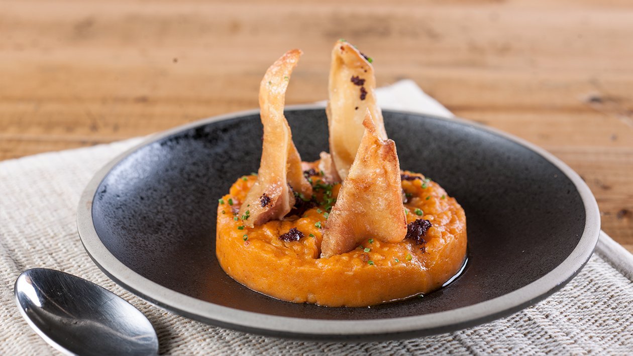 Patatas revolconas con oreja de cochinillo crujiente y tapenade Patatas revolconas con oreja de cochinillo crujiente y tapenade