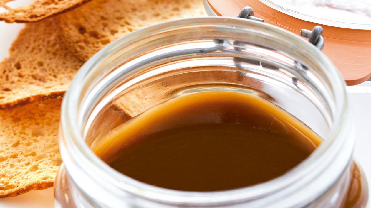 Paté muy cremoso de foie gras con gelatina de ternera y pan crujiente de especias Paté muy cremoso de foie gras con gelatina de ternera y pan crujiente de especias