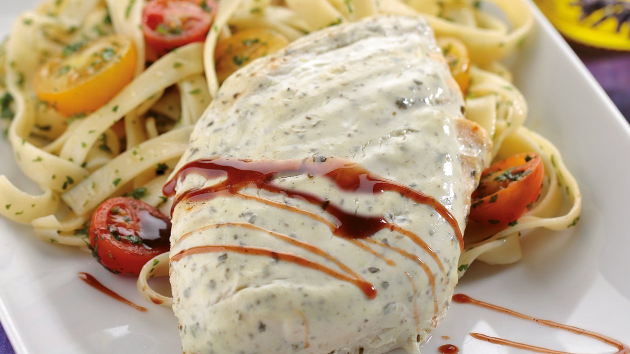 Pechuga marinada con yogur y finas hierbas en ensalada Pechuga marinada con yogur y finas hierbas en ensalada