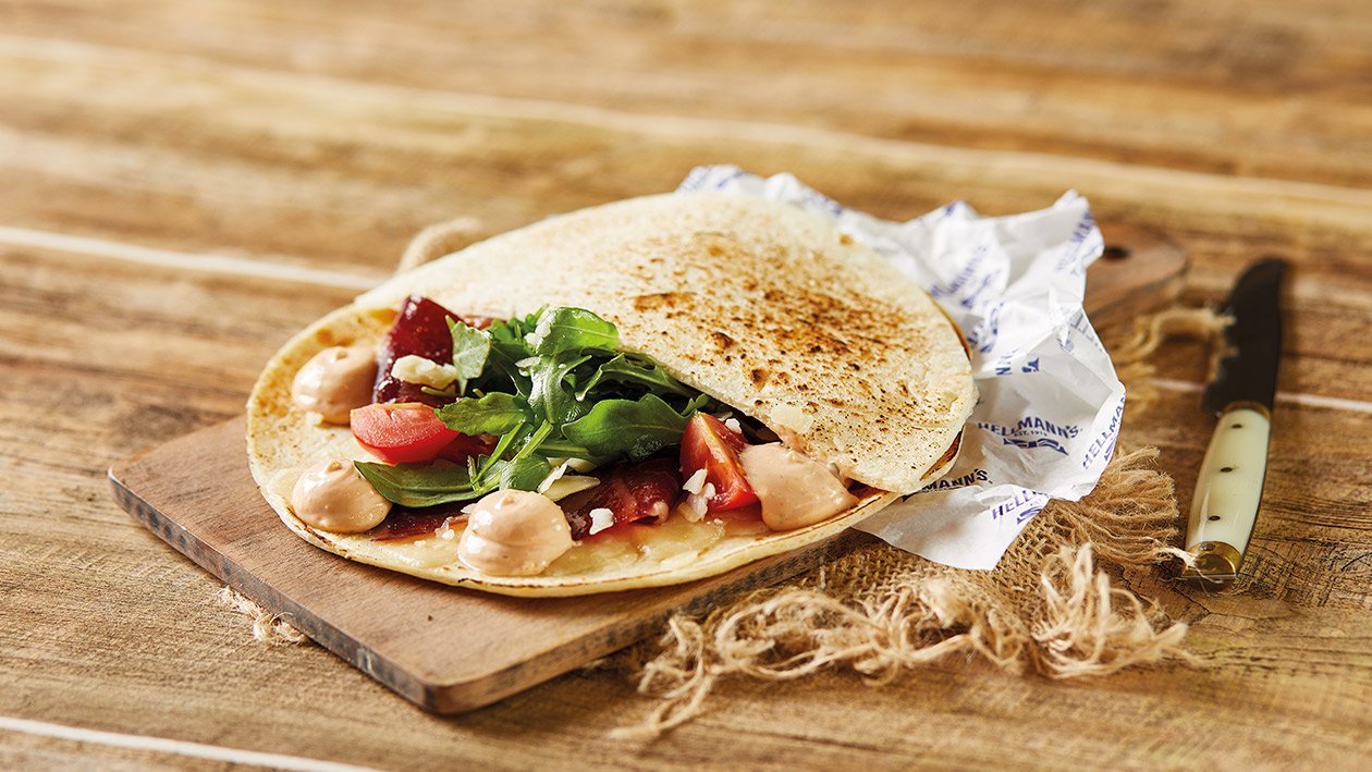 Piadina de cecina rúcula y parmesano con mayonesa de tomate semiseco Piadina de cecina rúcula y parmesano con mayonesa de tomate semiseco