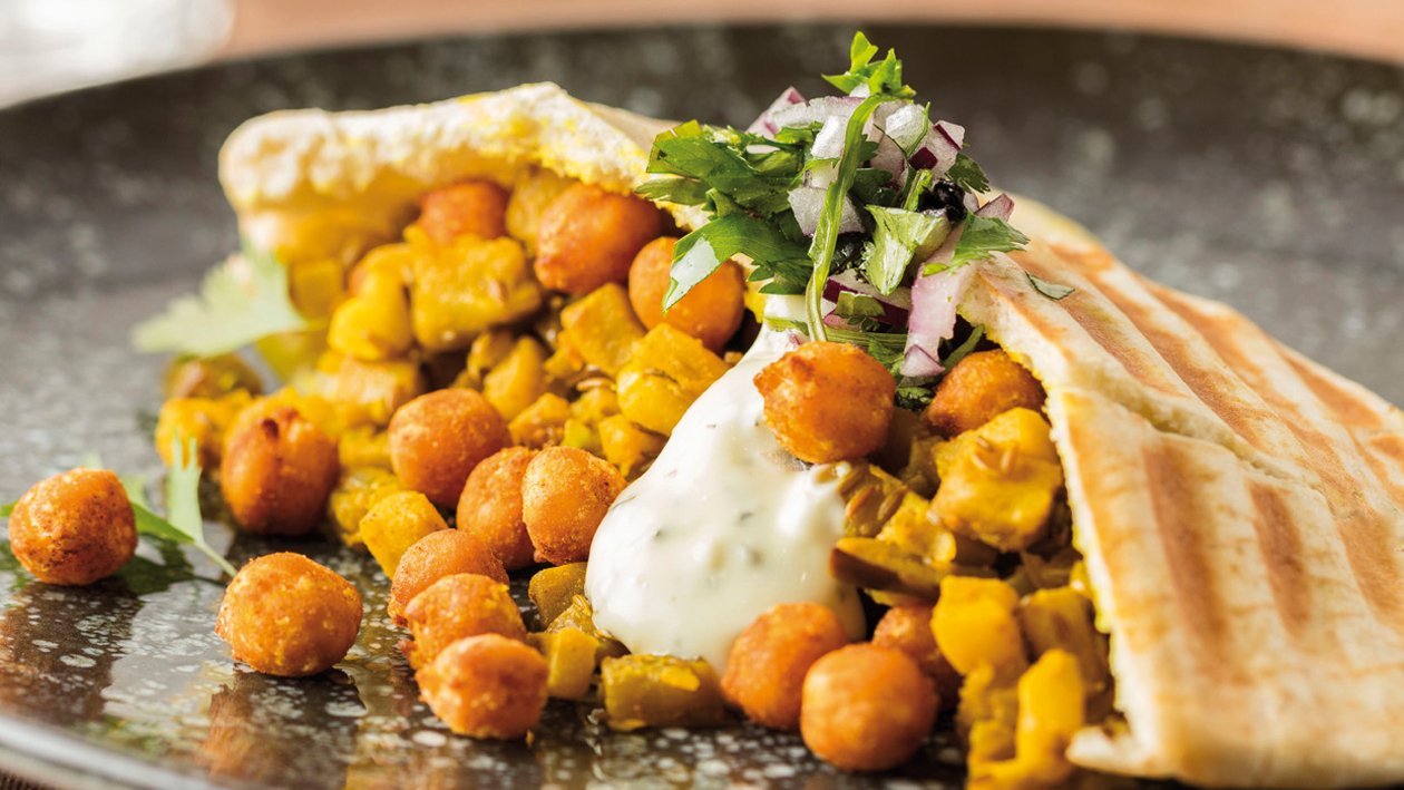 Pita vegana de berenjena y garbanzos crujientes con salsa de finas hierbas Pita vegana de berenjena y garbanzos crujientes con salsa de finas hierbas