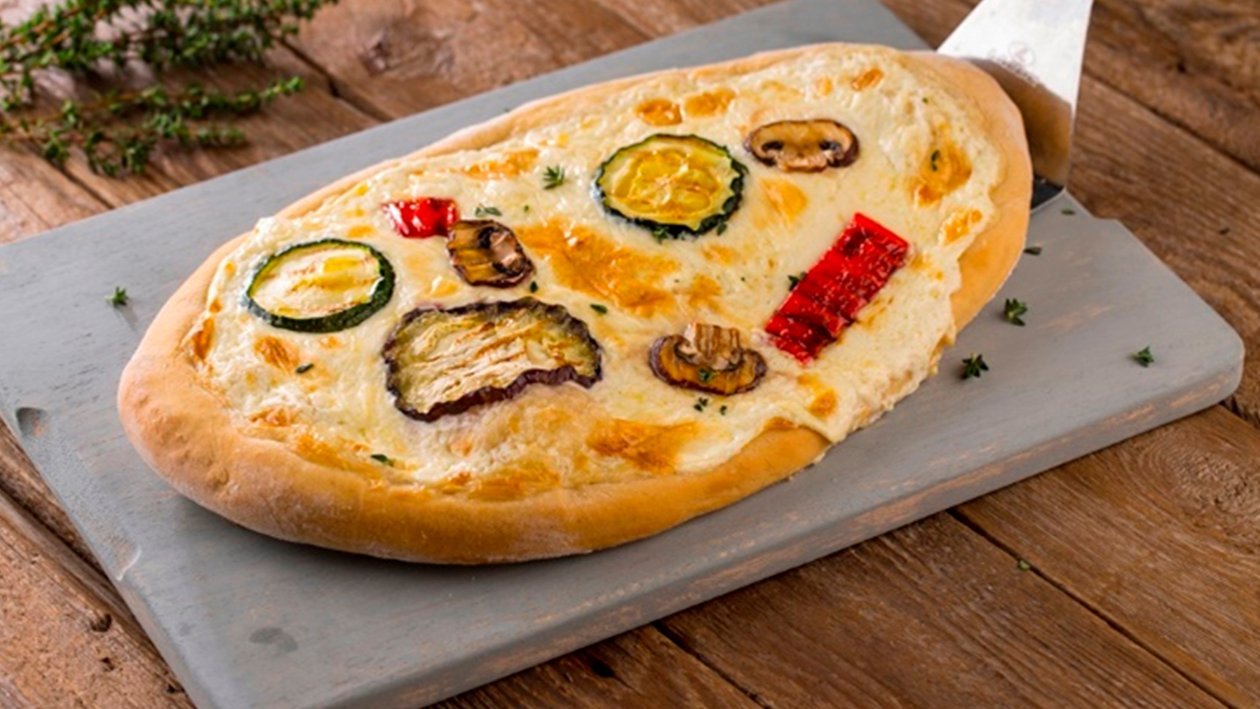 Pizza de verduras frescas y queso crema Pizza de verduras frescas y queso crema