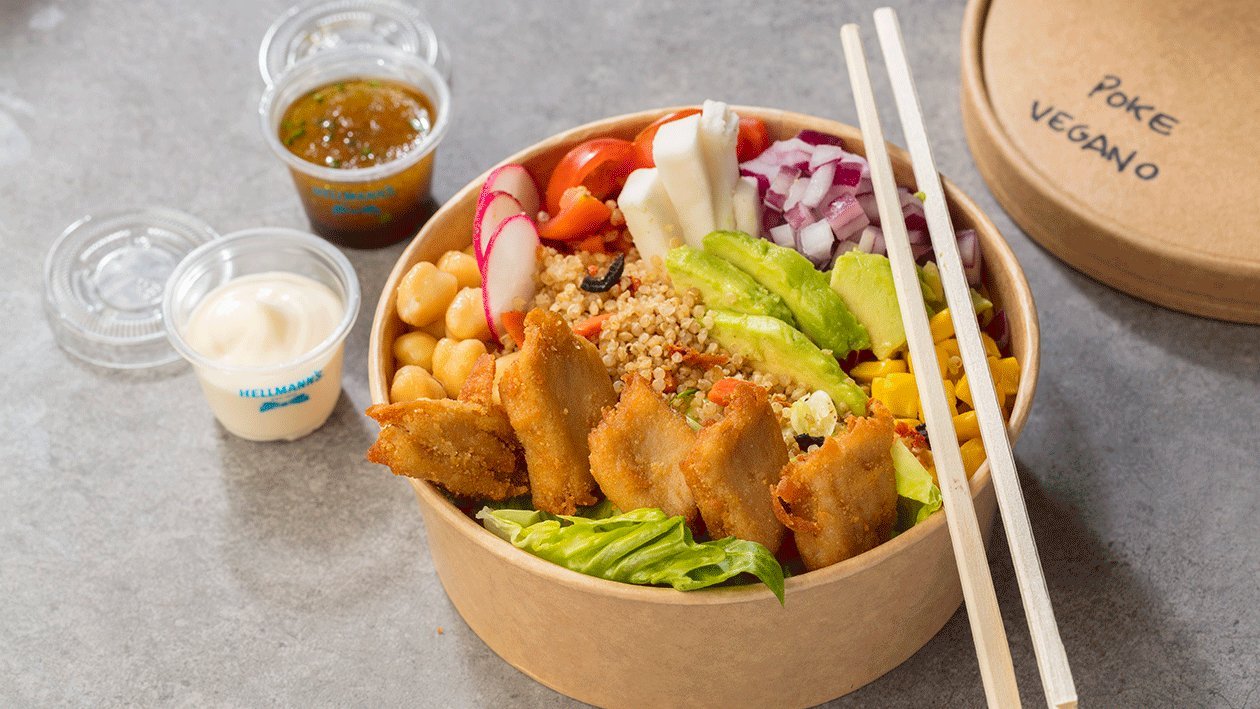 Poke de quinoa, rabanos cebolla roja y “no pollo” crujiente con mayonesa de yuzu vegana Poke de quinoa, rabanos cebolla roja y “no pollo” crujiente con mayonesa de yuzu vegana