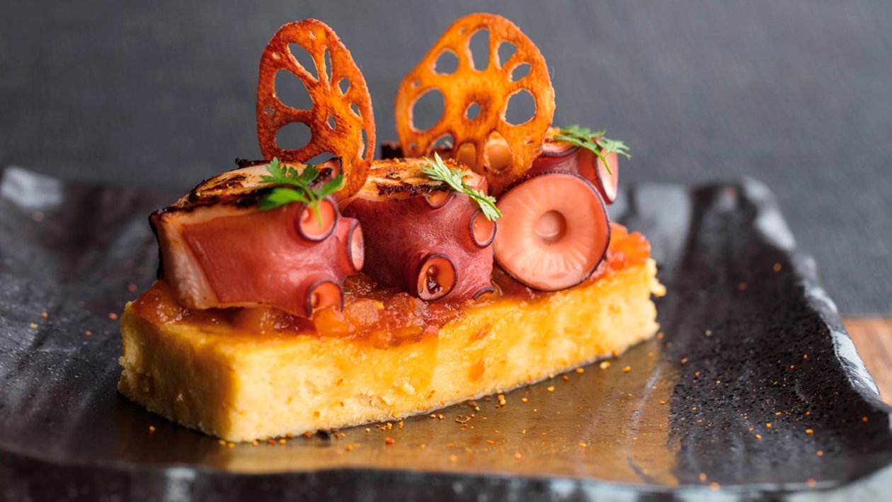 Pulpo, polenta, compota de tomate y alioli de pimentón Pulpo, polenta, compota de tomate y alioli de pimentón